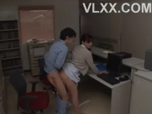 Em có muốn thử bú ti hai chị không