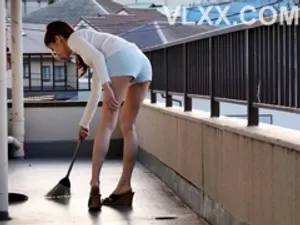 Thanh niên fa đáng thương nhìn bạn cùng phòng quan hệ đến 2 cô bạn gái