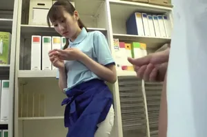 Người đẹp Pháp cao ráo mặc tất đen. Cô ấy có thân hình đẹp. Tôi thực sự muốn xé toạc quần lót của cô ta ra.