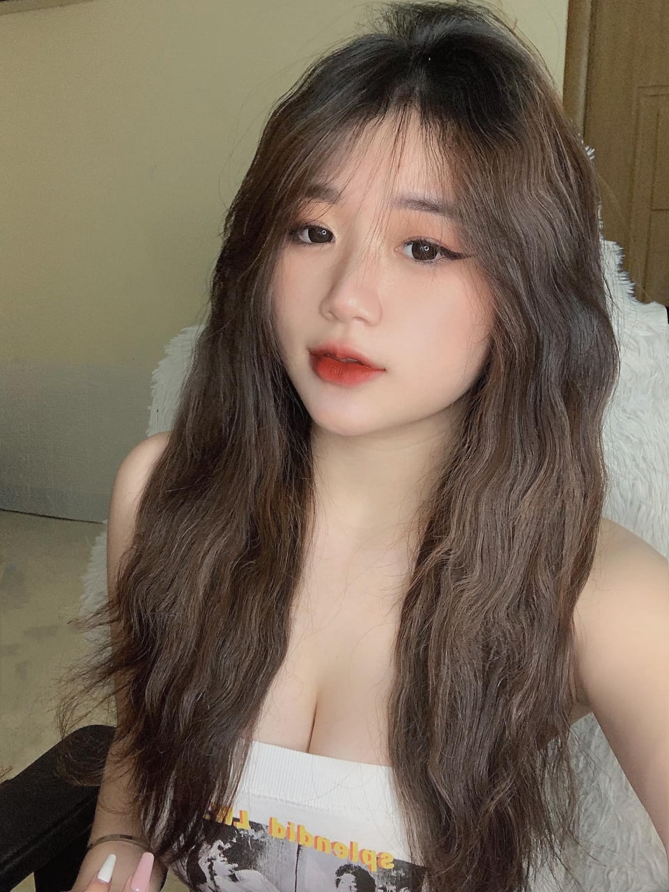 Trở về quê, em trai chứng kiến chị gái tự kỷ nghiện game và thủ dâm