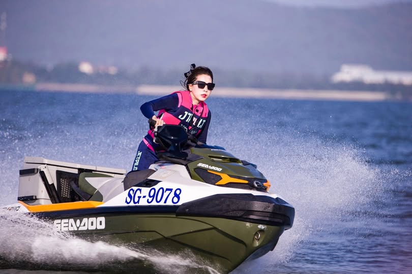 Em họ lâu ngày gặp lại giờ lại là gái bán hoa nổi tiếng