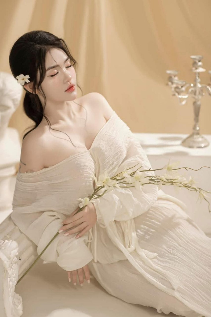 Sau ba vòng uống rượu, KTV thực sự tán tỉnh nữ sinh JK